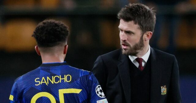 Jadon Sancho z Manchestru United, tréner Michael Carrick z Manchestru United počas zápasu Ligy majstrov UEFA medzi Villarrealom a Manchestrom United na Estadio de la Ceramica 23. novembra 2021 v Castellon Španielsko.