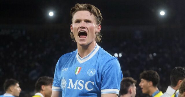 Scott McTominay z SSC Neapol oslavuje svoj tretí gól, ktorý strelil Frank Zambo Anguissa počas zápasu Serie A medzi SSC Neapol a FC Internazionale na Stadio Diego Armando Maradona 25. októbra 2025 v talianskom Neapole.