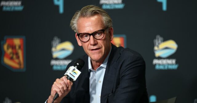 Komisár NASCAR Steve Phelps odstúpil po textovej kontroverzii
