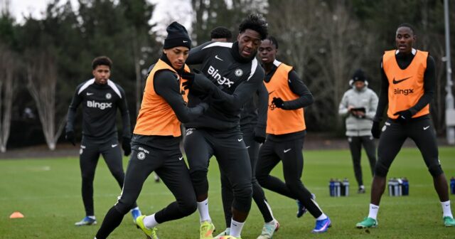 Joao Pedro a Axel Disasi z Chelsea počas tréningu na Chelsea Training Ground 23. januára 2026 v Cobhame v Anglicku