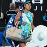 Naomi Osaka (na snímke) odstúpila z Australian Open pre zranenie brucha - ale mnohí fanúšikovia sa domnievajú, že to nie je skutočný dôvod, prečo odstúpila z turnaja