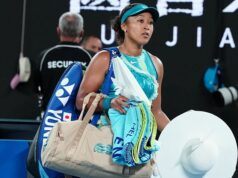 Konšpiračná teória fanúšikov o tom, prečo sa Naomi Osaka „NAOZAJ stiahla z Australian Open“ Naomi Osaka (na snímke) odstúpila z Australian Open pre zranenie brucha - ale mnohí fanúšikovia sa domnievajú, že to nie je skutočný dôvod, prečo odstúpila z turnaja