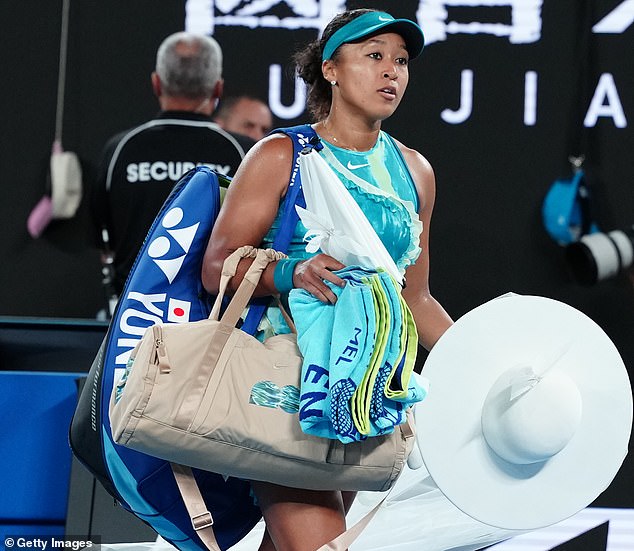 Konšpiračná teória fanúšikov o tom, prečo sa Naomi Osaka „NAOZAJ Naomi Osaka (na snímke) odstúpila z Australian Open pre zranenie brucha - ale mnohí fanúšikovia sa domnievajú, že to nie je skutočný dôvod, prečo odstúpila z turnaja
