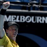 Šampión Australian Open Jannik hriešnik si po boji s horúčavou v Melbourne Parku udržal odvážne víťazstvo vo štvrtom kole