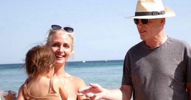 Hayley McQueen na pláži so svojím zosnulým otcom Gordonom McQueenom