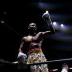 Francúz Salahdine Parnasse oslavuje víťazstvo v boxerskom zápase proti Francúzovi Franckovi Petitjeanovi (bez obrázku) v parížskej Adidas Arene 4. októbra 2025. Toto je prvý boxerský zápas, v ktorom hviezda zmiešaných bojových umení (MMA) súťaží od prechodu k tomuto športu. (Foto: Anna KURTH / AFP) (Foto: ANNA KURTH/AFP cez Getty Images)