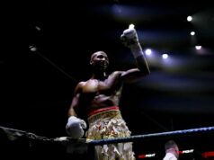 Korunovačný klenot KSW Salahdine Parnasse sa vracia do Poľska bojovať v sobotu Francúz Salahdine Parnasse oslavuje víťazstvo v boxerskom zápase proti Francúzovi Franckovi Petitjeanovi (bez obrázku) v parížskej Adidas Arene 4. októbra 2025. Toto je prvý boxerský zápas, v ktorom hviezda zmiešaných bojových umení (MMA) súťaží od prechodu k tomuto športu. (Foto: Anna KURTH / AFP) (Foto: ANNA KURTH/AFP cez Getty Images)