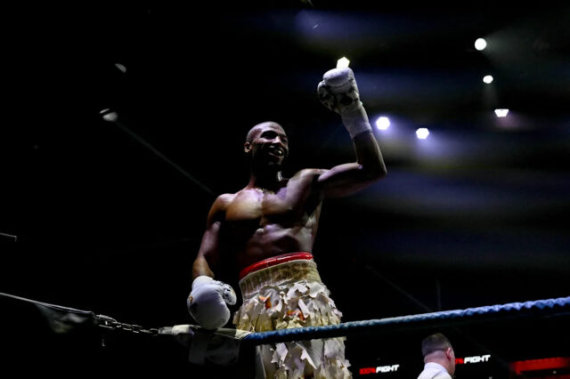 Francúz Salahdine Parnasse oslavuje víťazstvo v boxerskom zápase proti Francúzovi Franckovi Petitjeanovi (bez obrázku) v parížskej Adidas Arene 4. októbra 2025. Toto je prvý boxerský zápas, v ktorom hviezda zmiešaných bojových umení (MMA) súťaží od prechodu k tomuto športu. (Foto: Anna KURTH / AFP) (Foto: ANNA KURTH/AFP cez Getty Images)          