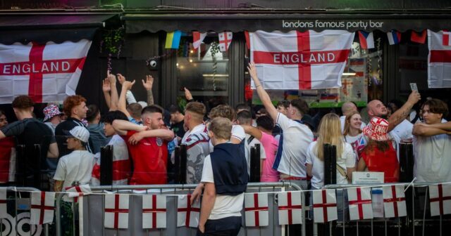 NEWCASTLE-UNDER-LYME, ANGLICKO - 14. júla: Fanúšik Anglicka v košeli s nápisom 
