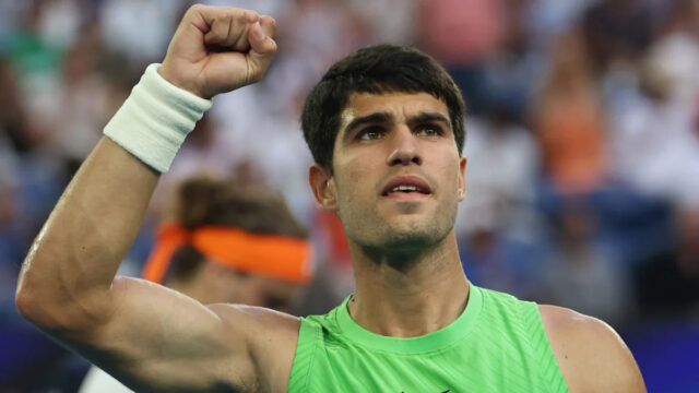 Kŕčovitý Alcaraz porazí Zvereva v epose a dostane sa do Alexander Zverev ventiluje turnajovým funkcionárom