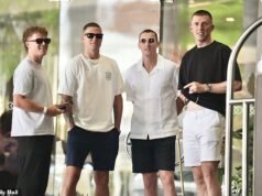 Kriketov problematický vzťah k pitiu: Prečo je to také rozšírené, čo odhalil anglický „stag“ z Noosa, moja noc v bare s Andrewom Flintoffom predtým, ako sa skoro utopil na vodnom pedáli, a ako Austrálčanom prejde chlast Harry Brook (druhý vpravo) dostal posledné varovanie od ECB za svoje správanie po tom, čo ho v októbri udrel vyhadzovač pred nočným klubom vo Wellingtone.