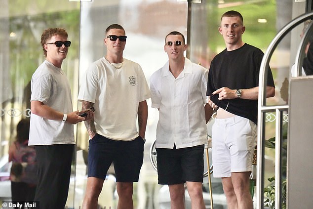 Kriketov problematický vzťah k pitiu: Prečo je to také rozšírené, Harry Brook (druhý vpravo) dostal posledné varovanie od ECB za svoje správanie po tom, čo ho v októbri udrel vyhadzovač pred nočným klubom vo Wellingtone.