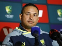 Kriketový velikán Jason Gillespie po jeho emocionálnom odchode do dôchodku zostrelil rasistické tvrdenie Usmana Khawaju Usman Khawaja povedal, že rozruch nad kŕčmi chrbta, ktoré utrpel v prvom Ashes Teste, bol príkladom rasových stereotypov, keď v piatok oznámil svoj odchod do dôchodku (na obrázku)