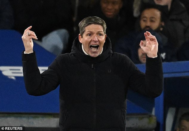 Krištáľový čas pre Crystal Palace: Insideri povedia WILLOVI PICKWORTHOVI najnovšie Oliver Glasner odovzdal prvé dve trofeje v histórii Crystal Palace – a možno sa kráti čas, aby ho klub podporil posilami