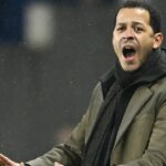 Britský tréner Štrasburgu Liam Rosenior gestikuluje počas francúzskeho futbalového zápasu L1 medzi RC Strasbourg Alsace a Stade Brestois 29 (Brest) na Stade de la Meinau v Štrasburgu vo východnom Francúzsku 30. novembra 2025.