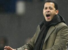 Kto je Liam Rosenior a prečo by mohol byť ďalším manažérom Chelsea? Britský tréner Štrasburgu Liam Rosenior gestikuluje počas francúzskeho futbalového zápasu L1 medzi RC Strasbourg Alsace a Stade Brestois 29 (Brest) na Stade de la Meinau v Štrasburgu vo východnom Francúzsku 30. novembra 2025.