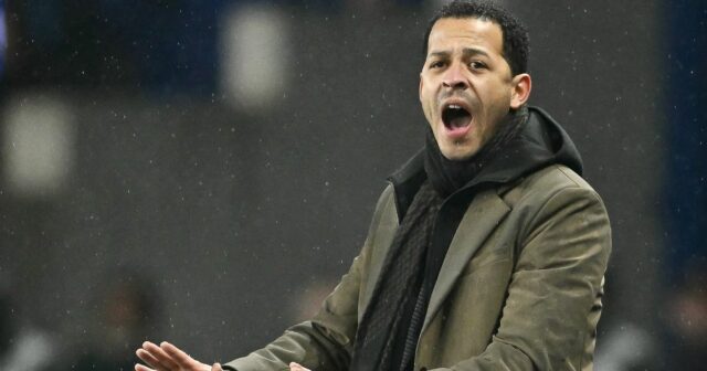 Britský tréner Štrasburgu Liam Rosenior gestikuluje počas francúzskeho futbalového zápasu L1 medzi RC Strasbourg Alsace a Stade Brestois 29 (Brest) na Stade de la Meinau v Štrasburgu vo východnom Francúzsku 30. novembra 2025.