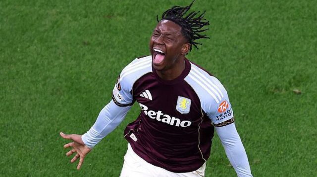 Jamaldeen Jimoh-Aloba oslavuje po strelení gólu pre Aston Villa proti Red Bull Salzburg