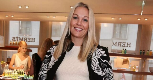 Fotografia Nicklasa Bendtnera z Arsenalu oslavujúceho gól v daždi s roztiahnutými rukami za Arsenal v roku 2007