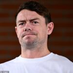 Footy hviezda Lachie Neale odletel do Perthu, kde sa očakáva, že kapitán Brisbane Lions s dvojitou premiérou sa stretne so svojou odcudzenou manželkou Jules a ich dvoma deťmi.