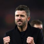 Michael Carrick, hlavný tréner Manchestru United, oslavuje, keď vyjadruje uznanie fanúšikom po víťazstve tímu v zápase Premier League medzi Arsenalom a Manchestrom United.
