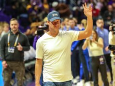 Lane Kiffin získa bonus 500 000 dolárov za víťazstvo Ole Miss Sugar Bowl nad Gruzínskom Lane Kiffin získa bonus 500 000 dolárov za víťazstvo Ole Miss Sugar Bowl nad Gruzínskom