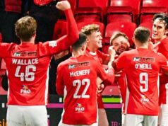 Larne porazil rivala o titul Coleraine a dostal sa až o sedem bodov Andy Ryan oslavuje v piatok večer gól Larna proti Coleraine