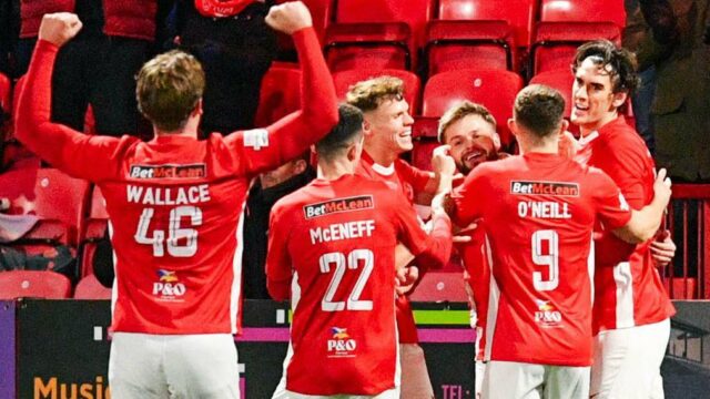 Larne porazil rivala o titul Coleraine a dostal sa až Andy Ryan oslavuje v piatok večer gól Larna proti Coleraine