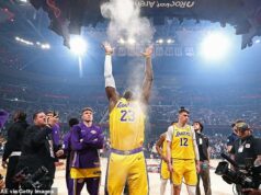 LeBron James je predstavený v Clevelande možno poslednýkrát predtým, ako sa hviezda Lakers roztrhne počas vzdávania holdu 41-ročná hviezda Los Angeles Lakers urobila svoj zvyčajný „hádzanie kriedou“ a potom kráčala po podlahe v Rocket Arene, aby sa stretla so svojím bývalým tímom Cleveland Cavaliers.