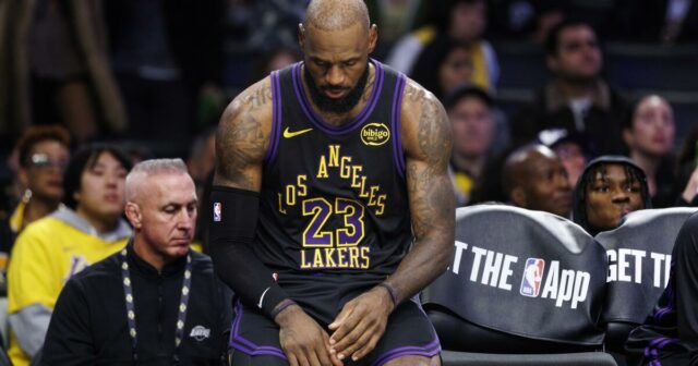 LeBron James vynechá dnešný zápas Lakers v San Antoniu LeBron James vynechá dnešný zápas Lakers v San Antoniu