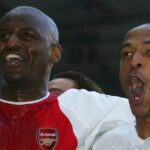 Thierry Henry a Patrick Vieira z Arsenalu oslavujú so spoluhráčmi na konci zápasu FA Barclaycard Premiership medzi Tottenhamom Hotspur a Arsenalom na White Hart Lane