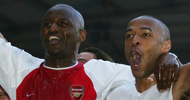 Thierry Henry a Patrick Vieira z Arsenalu oslavujú so spoluhráčmi na konci zápasu FA Barclaycard Premiership medzi Tottenhamom Hotspur a Arsenalom na White Hart Lane