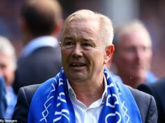 Legenda Evertonu odhaľuje, že bol unesený a držaný pod nožom za šesťciferné výkupné po tom, čo ho vylákali do Maroka na falošnú prácu v Saudskej Arábii Legenda Evertonu Adrian Heath prezradil, že bol unesený so šesťciferným výkupným po tom, čo ho v roku 2024 nalákal do Maroka na falošný pracovný pohovor.