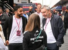 Legenda Man United tvrdí, že Ruben Amorim zaplatil cenu za to, že bol „tvrdohlavý“ a po spore s Jasonom Wilcoxom sa musel pýtať športového riaditeľa. Ruben Amorim (vľavo), na snímke s Jasonom Wilcoxom (vpravo) na Veľkej cene Británie vlani v júli, sa dostal do konfliktu s futbalovým riaditeľom Man United a začiatkom tohto týždňa bol odvolaný.