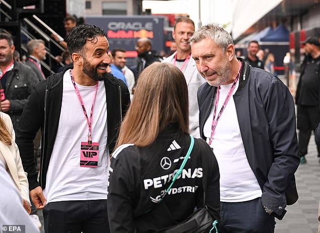 Legenda Man United tvrdí, že Ruben Amorim zaplatil cenu za Ruben Amorim (vľavo), na snímke s Jasonom Wilcoxom (vpravo) na Veľkej cene Británie vlani v júli, sa dostal do konfliktu s futbalovým riaditeľom Man United a začiatkom tohto týždňa bol odvolaný.