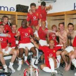 Manchester United oslavuje FA Cupom v roku 2004