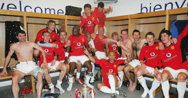 Manchester United oslavuje FA Cupom v roku 2004