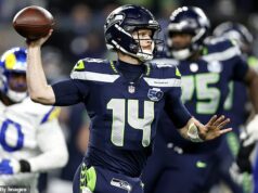 Legenda NFL Terry Bradshaw sa stal virálnym pre komický gaffe, ktorý zanechal spolumoderátora Foxu Michaela Strahana v oku. Terry Bradshaw sa v nedeľu večer stal virálnym svojím pohľadom na hviezdu Seahawks Sama Darnolda