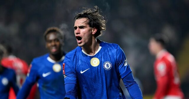 Marc Guiu z Chelsea oslavuje strelenie tretieho gólu svojho tímu počas zápasu tretieho kola Emirates FA Cup medzi Charlton Athletic a Chelsea v The Valley 10. januára 2026 v Londýne v Anglicku.