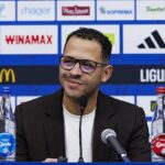 Liam Rosenior sa lúči na utorkovej tlačovej konferencii v Štrasburgu - predtým, ako bude vyhlásený za nového hlavného trénera Chelsea.