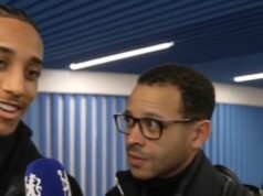 Liam Rosenior, ktorý prerušuje rozhovor s Joaom Pedrom, ukazuje všetko o šéfovi Chelsea Joao Pedro a Liam Rosenior po víťazstve Chelsea v Lige majstrov nad Neapolom