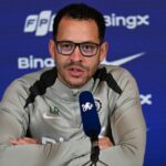 Liam Rosenior hovorí počas tlačovej konferencie Chelsea