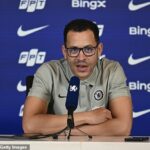 Liam Rosenior povedal, že by rád napodobnil dlhovekosť Mikela Artetu v jeho úlohe v Chelsea