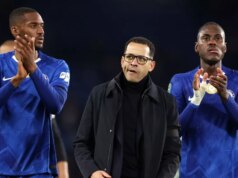 Liam Rosenior posiela hviezde Chelsea brutálne varovanie, keď sa januárová prestupová realita vyjasní Liam Rosenior, Trevoh Chalobah a Tosin Adarabioyo tlieskajú fanúšikom Chelsea