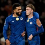 Cole Palmer z Chelsea (R) oslavuje druhý gól svojho tímu so spoluhráčom Reecem Jamesom (L) počas zápasu Premier League medzi Chelsea a Brentfordom na Stamford Bridge 17. januára 2026 v Londýne v Anglicku.