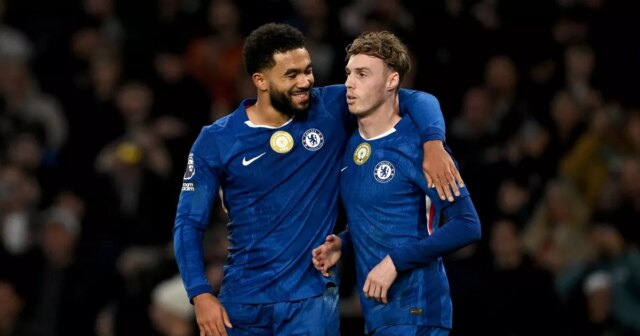Cole Palmer z Chelsea (R) oslavuje druhý gól svojho tímu so spoluhráčom Reecem Jamesom (L) počas zápasu Premier League medzi Chelsea a Brentfordom na Stamford Bridge 17. januára 2026 v Londýne v Anglicku.