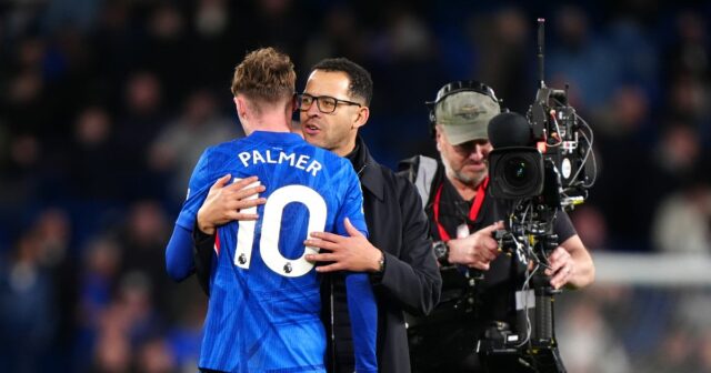 Cole Palmer a Liam Rosenior po výhre Chelsea nad Brentfordom