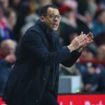 Liam Rosenior rieši otázku Enza Marescu s nádychom triedy na tlačovej konferencii Chelsea