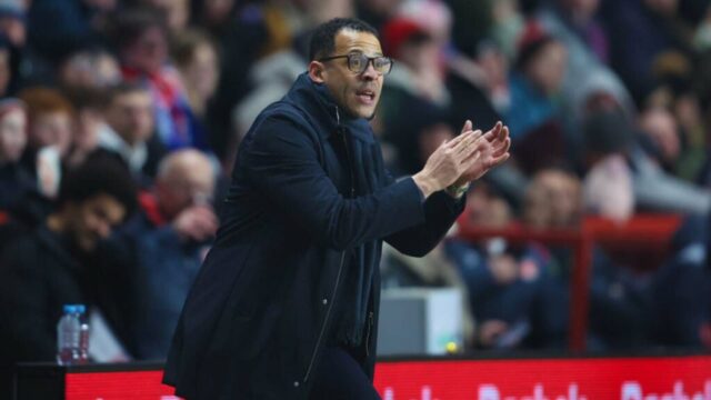 Liam Rosenior rieši otázku Enza Marescu s nádychom triedy na tlačovej konferencii Chelsea
