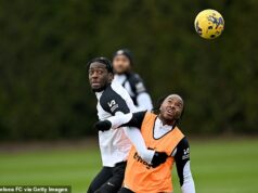 Liam Rosenior rozširuje olivovú ratolesť o Raheema Sterlinga: Nový šéf Chelsea pripravený na rozhovory s exilovou hviezdou – a kolegom z bluesového bombového tímu Axelom Disasim – po tom, čo sa mu vyhýbal Enzo Maresca Rosenior by Sterlingovi a Disasimu mohol poskytnúť útek z „bombovej jednotky“ Chelsea